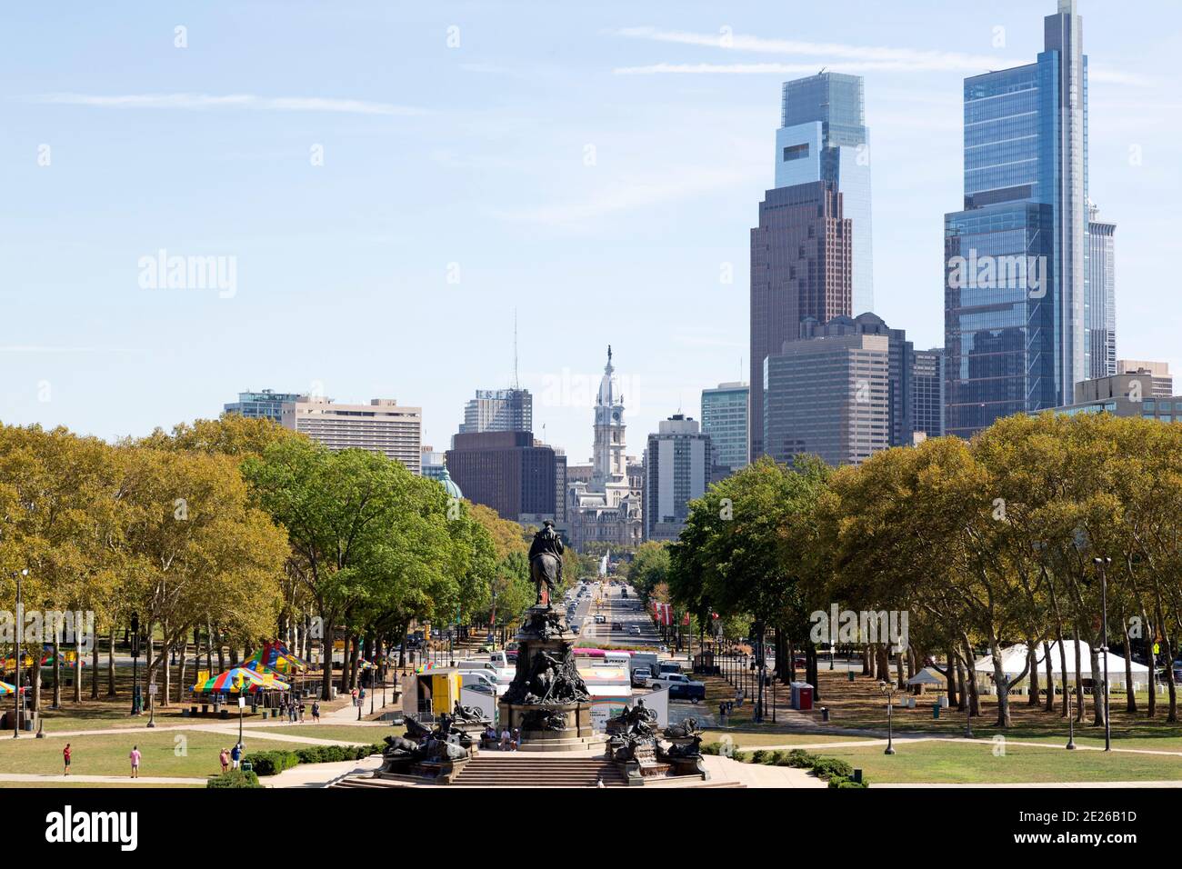 Statue de George Washington sur la fontaine du Washington Monument à Philadelphie, États-Unis. Des gratte-ciel s'élèvent au-dessus de la ville. Banque D'Images