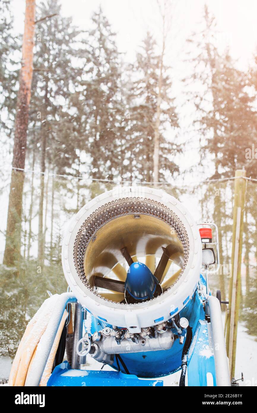 Générateur de neige artificielle dans les montagnes d'une station de ski - canon à neige bleu à turbine Banque D'Images