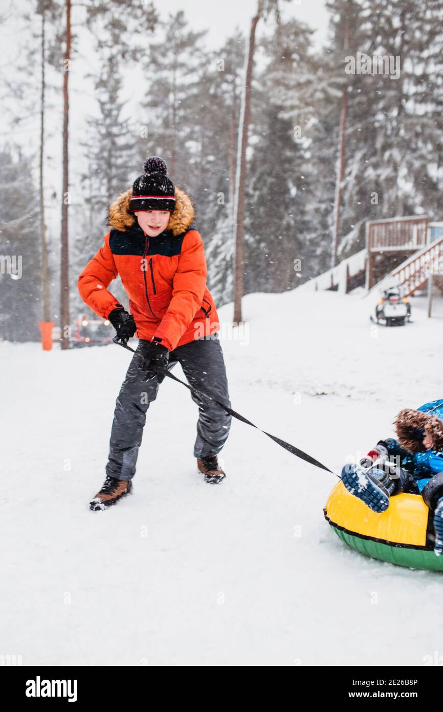 Les enfants jouent activement dans la neige dans les montagnes - effet de flou pour l'hiver Banque D'Images