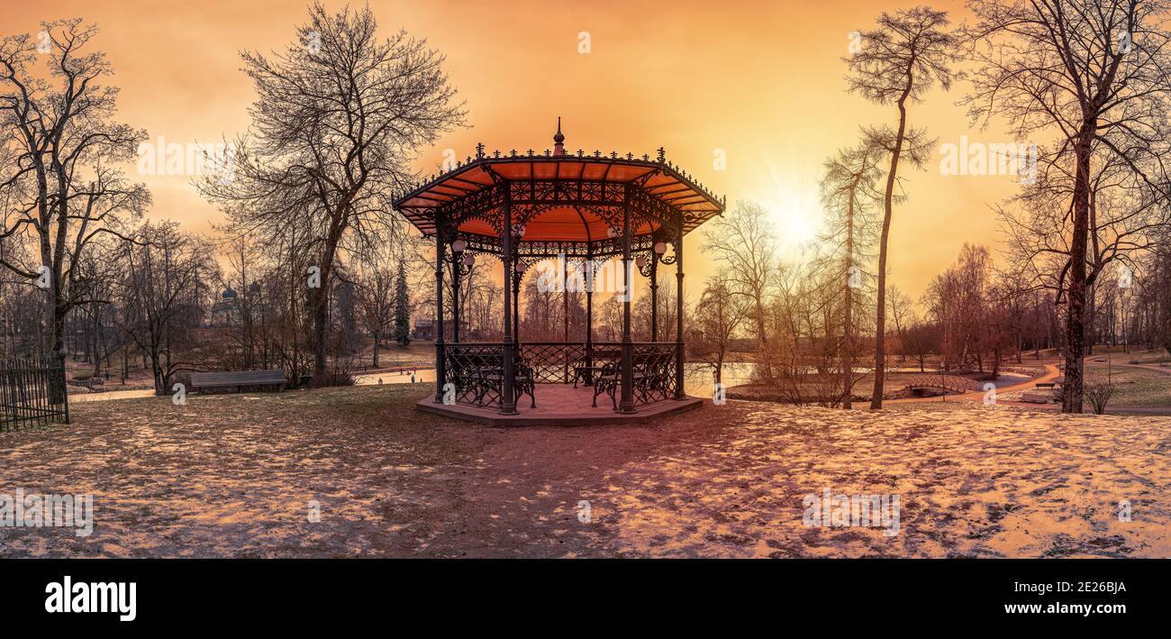 Vue panoramique sur le coucher de soleil sur un pavillon en métal ouvert en public garez-vous en hiver Banque D'Images