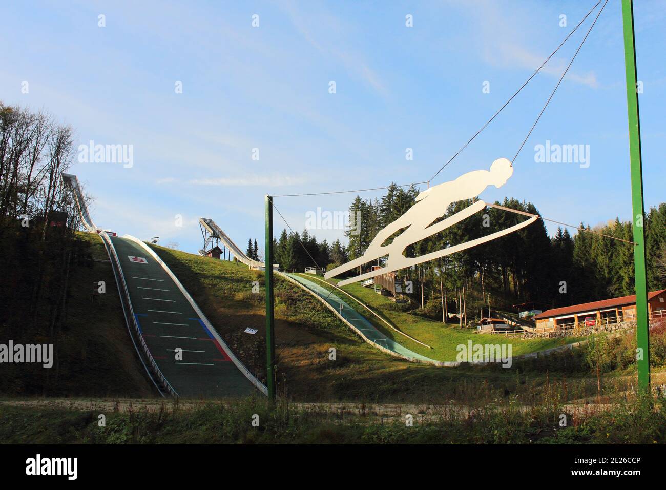 ALLEMAGNE, BADE-WURTEMBERG, DEGENFELD, 26 OCTOBRE 2017 : saut à ski artificiel en vol Banque D'Images