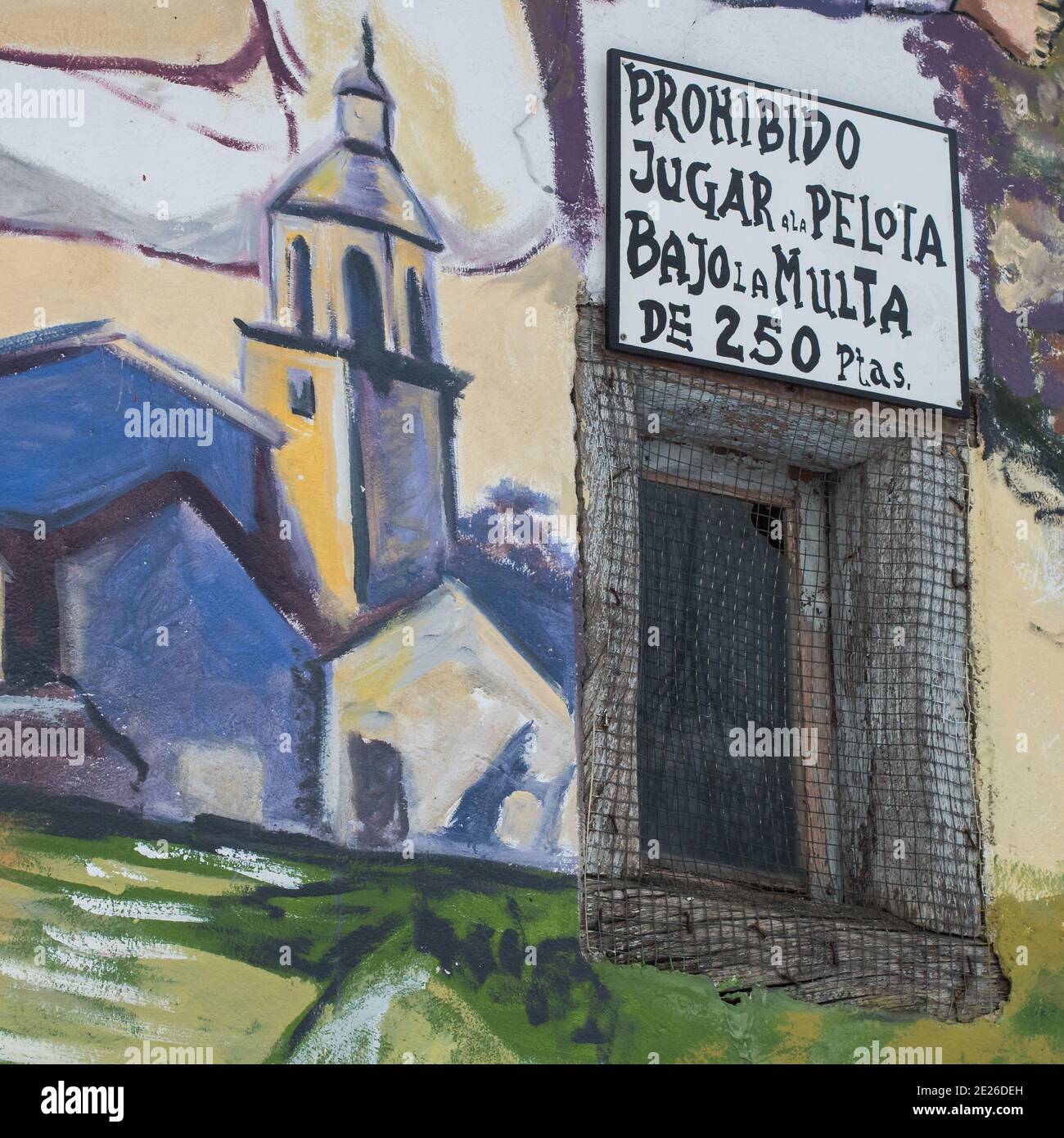Vue détaillée d'un mur dans le quartier d'Ali, le panneau dit "aucun pelota jouant permis" en espagnol. Vitoria, pays basque, Espagne Banque D'Images