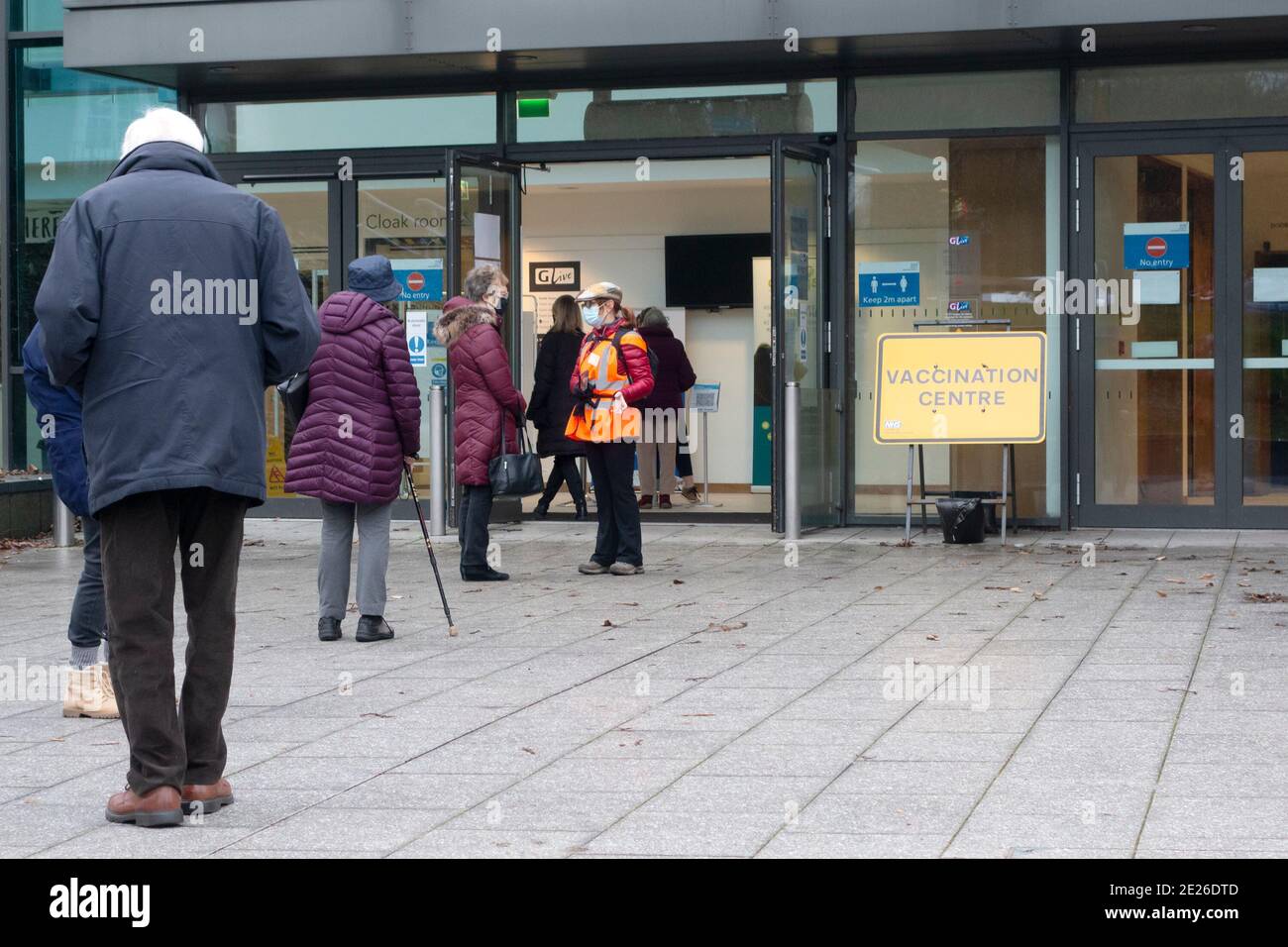 Les gens font la queue à l'extérieur du lieu de l'événement G Live à Guildford, Surrey, Royaume-Uni, le premier jour de la vaccination Covid 19 au lieu du 12 janvier 2021. Les patients recevront le vaccin Pfizer. Banque D'Images