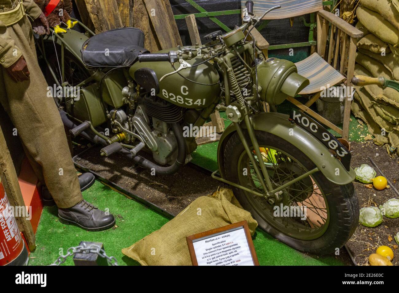 Une moto Norton Single Cylinder 16H (KOR983) de l'époque de la Seconde Guerre mondiale exposée au Army Flying Museum, Stockbridge, Hampshire, Royaume-Uni. Banque D'Images