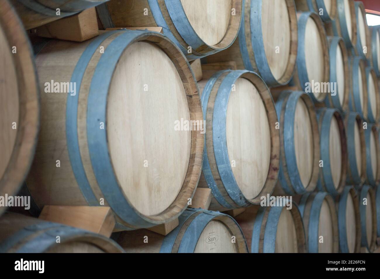 Mise au point sélective de fûts de vin dans une cave à vin Banque D'Images