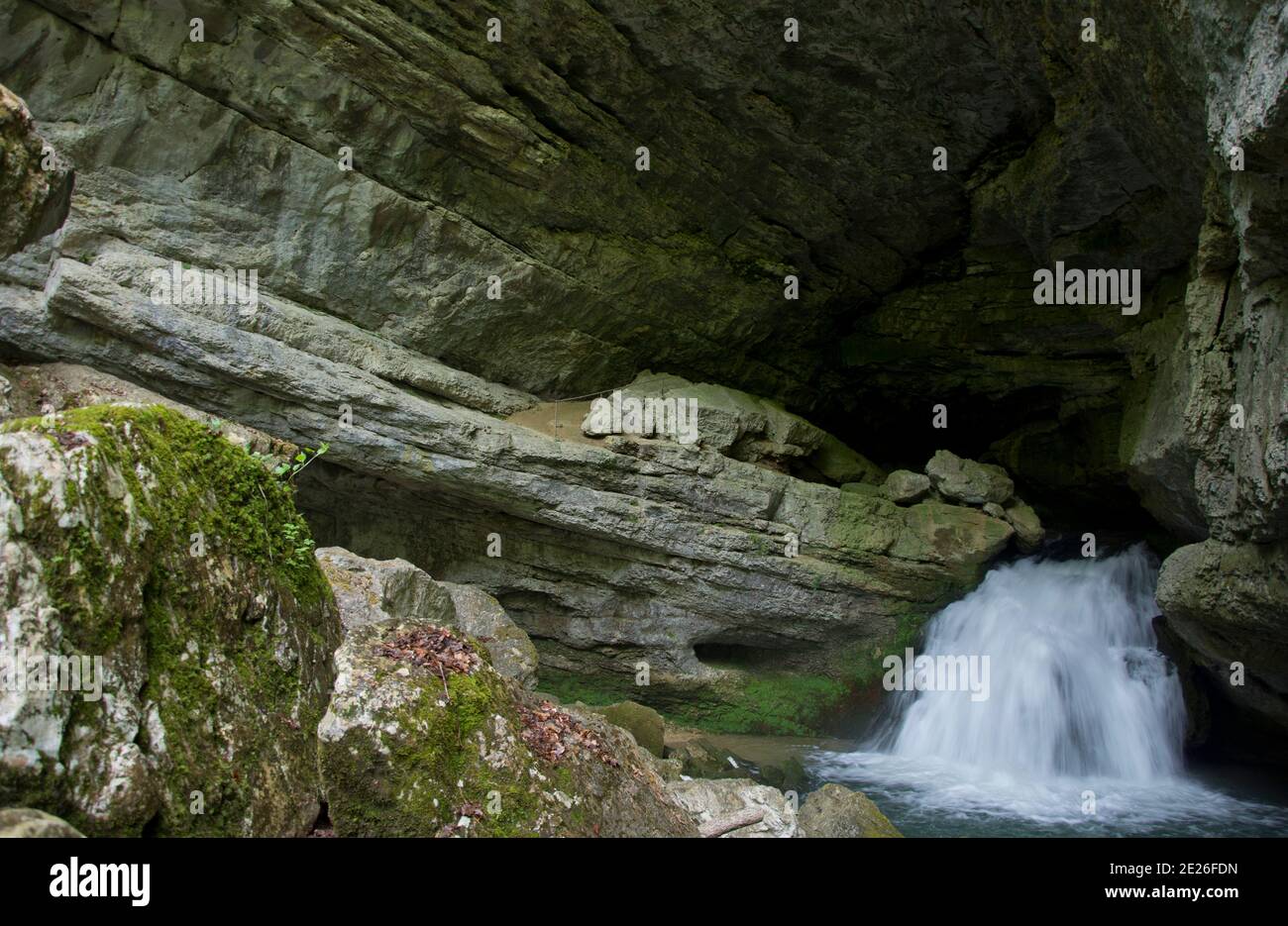 Die spektakuläre Karstquelle des Pontet, einem Zufluss der Loue im französischen Jura Banque D'Images