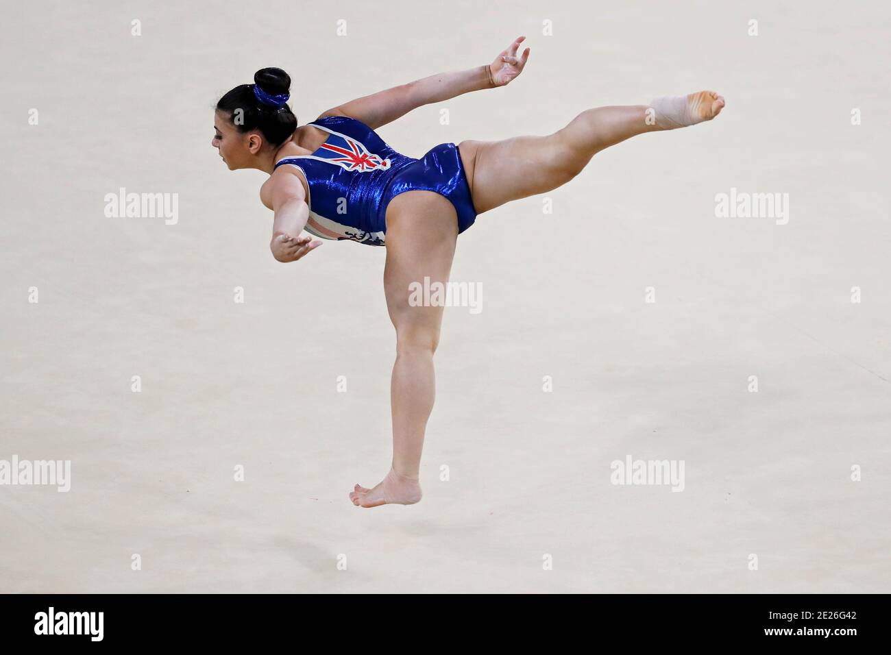 Claudia Fragapane à la gymnastique artistique des Jeux Olympiques d'été de Rio 2016. L'athlète de l'équipe de Grande-Bretagne effectue des exercices sur la surface de l'entraînement Banque D'Images