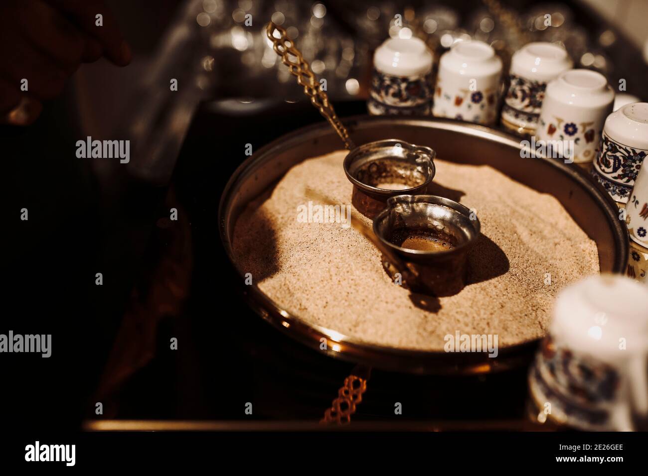Le café turc est cuit dans le sable. Café turc traditionnel Banque D'Images