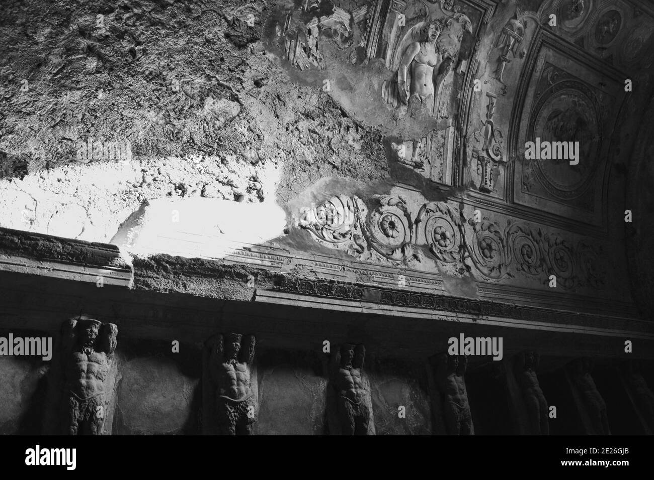 Ruines de Pompéi. Salle de bains Forum intérieur avec des figures mâles Atlas en terre cuite (télamones) et en fresque. Hygiène, soins de santé, concept de mode de vie. L'hérésie italienne Banque D'Images
