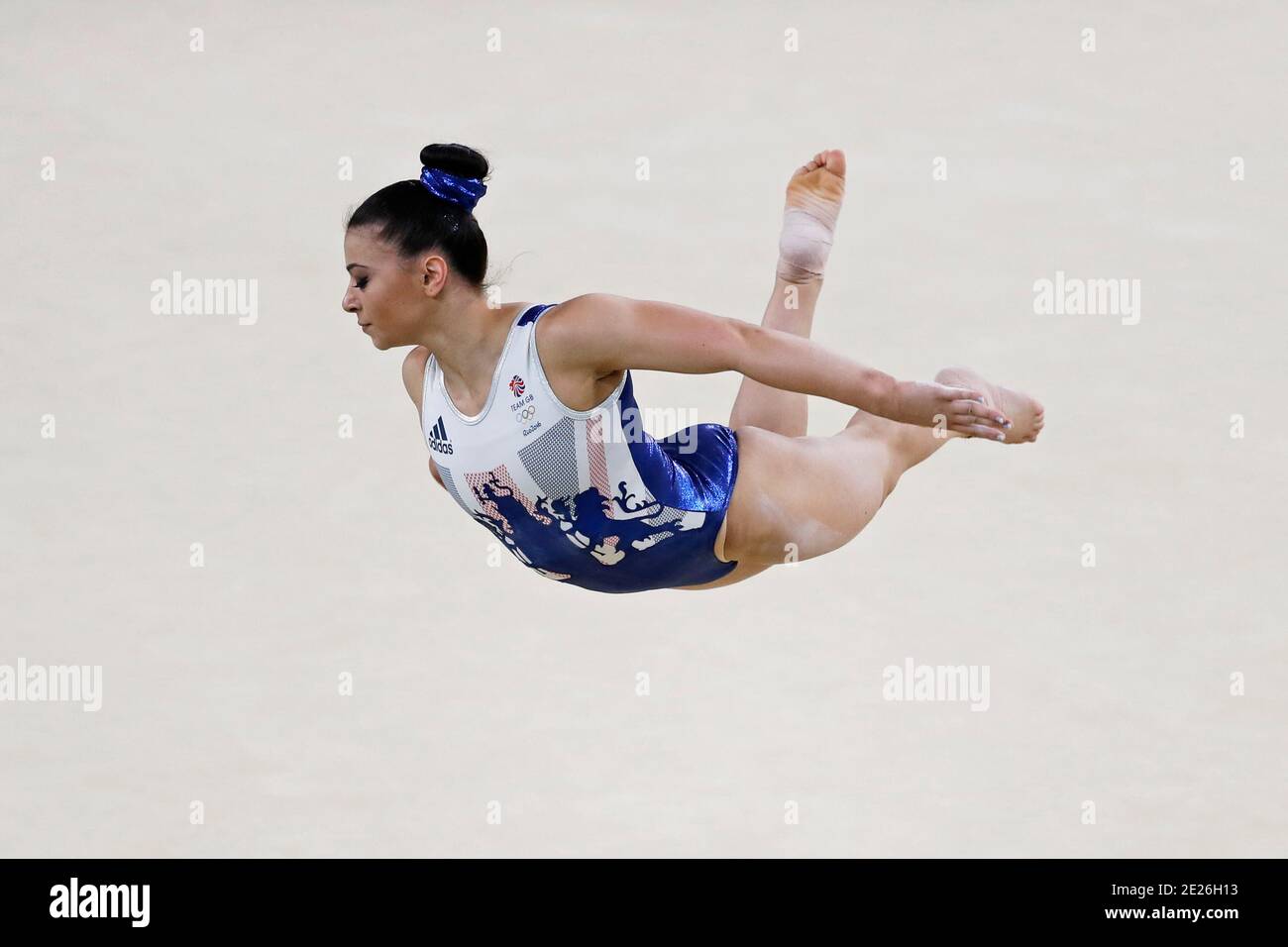 Claudia Fragapane à la gymnastique artistique des Jeux Olympiques d'été de Rio 2016. L'athlète de l'équipe de Grande-Bretagne effectue des exercices sur la surface de l'entraînement Banque D'Images