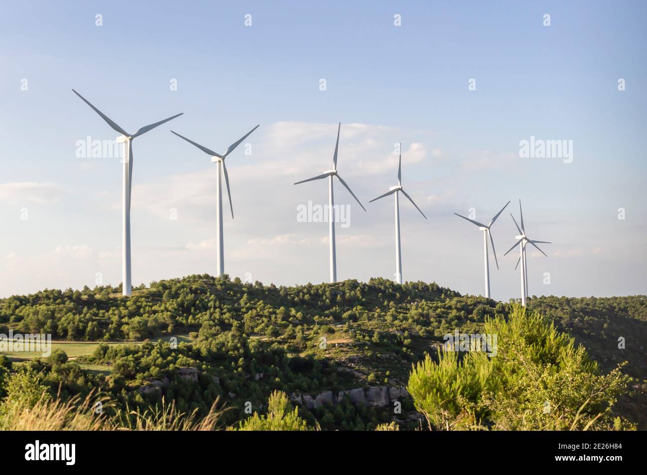 Éoliennes en montagne .Windmills parc éolien et générateur d'électricité verte. Banque D'Images