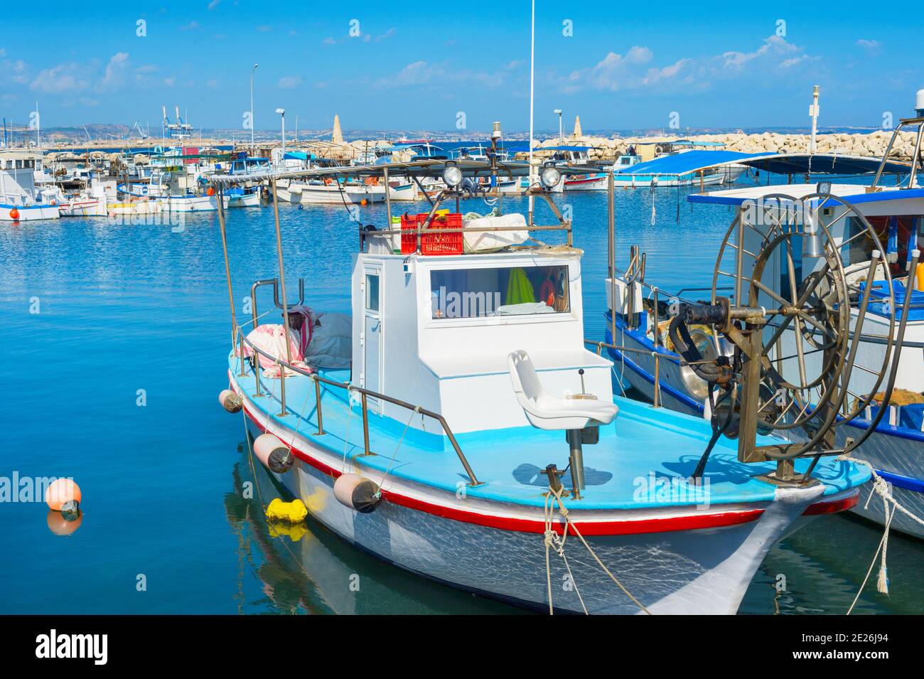 Des bateaux à moteur amarrés à la marina de Larnaca en plein soleil, Chypre Banque D'Images