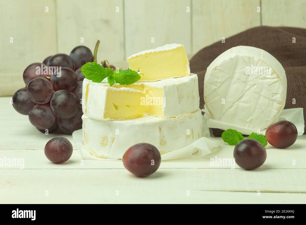 Camembert fromage et raisins gros plan avec espace pour le texte. Camembert tranché en couches et raisins baies pour menu photo, restauration, bannière, recette, plac Banque D'Images
