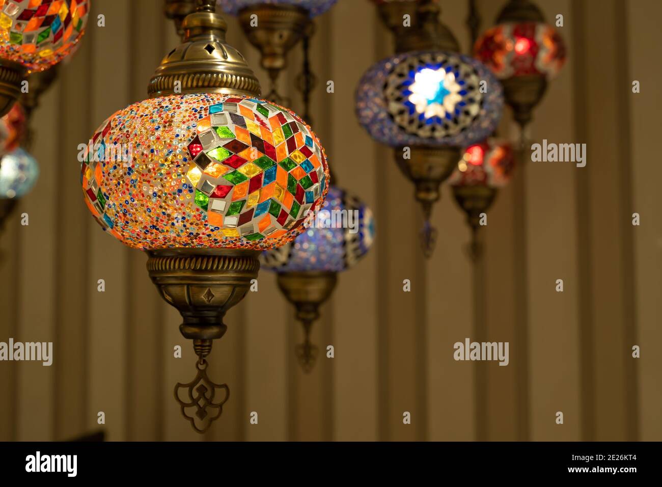 Lambeaux de mosaïque turque. Lampe en verre lustre en mosaïque dans un  grand bazar. Lampe en mosaïque faite à la main. Agneaux rétro à pouf  vintage Photo Stock - Alamy