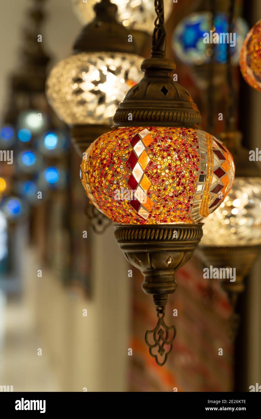 Lambeaux de mosaïque turque. Lampe en verre lustre en mosaïque dans un  grand bazar. Lampe en mosaïque faite à la main. Agneaux rétro vintage avec  repose-pied, gros plan Photo Stock - Alamy