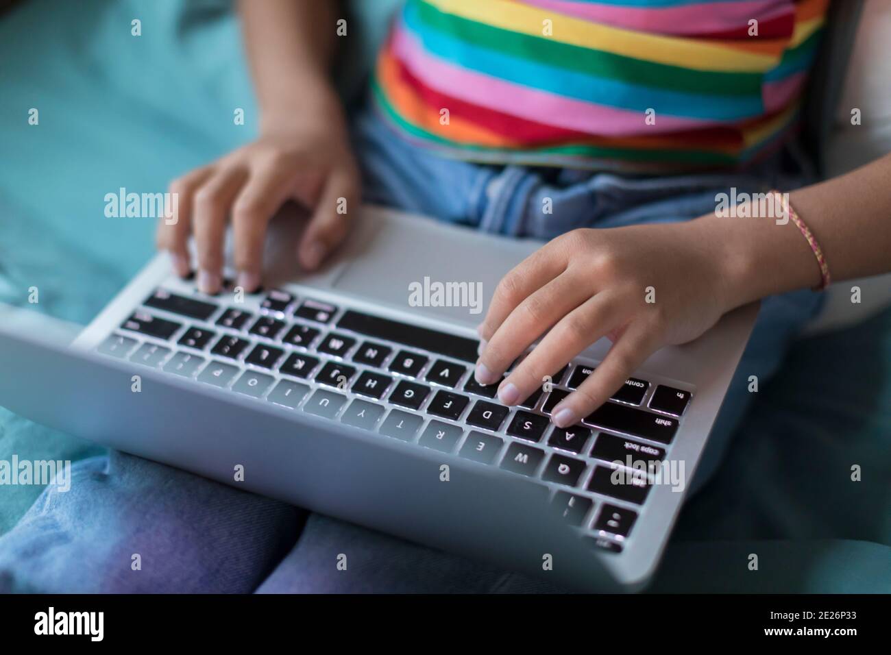 Gros plan sur les mains d'une fille qui travaille sur un ordinateur portable Banque D'Images