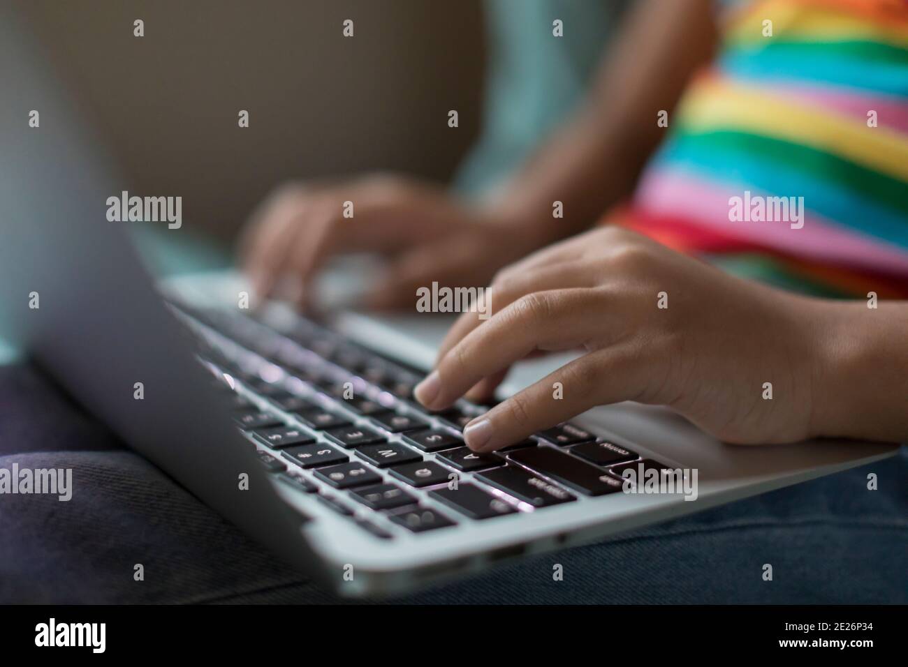 Gros plan sur les mains d'une fille qui travaille sur un ordinateur portable Banque D'Images