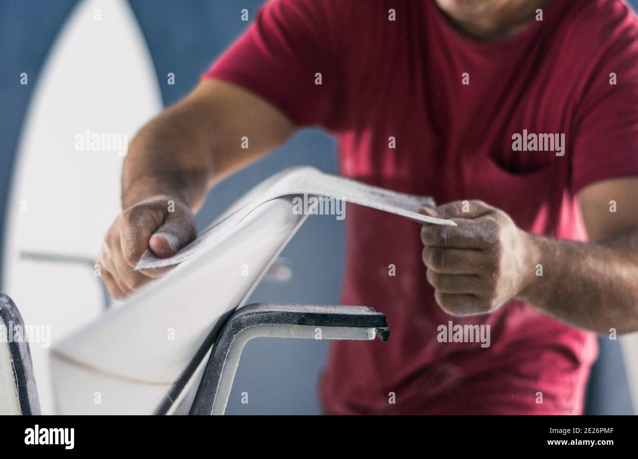 Shaper dans la salle de ponçage des planches de surf. Banque D'Images