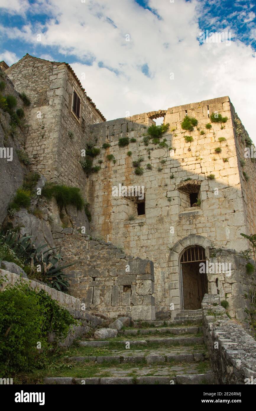 SPLIT, CROATIE - 04 juin 2011: Partie de la forteresse Klis, une forteresse de défense dans les guerres ottomanes en Europe, près de Split, Dalmatie, Croatie Banque D'Images