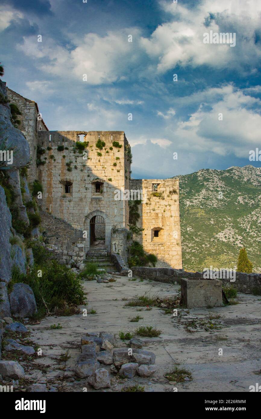 SPLIT, CROATIE - 04 juin 2011: Partie de la forteresse Klis, la forteresse de défense dans les guerres ottomanes en Europe, près de Split en Dalmatie, Croatie Banque D'Images