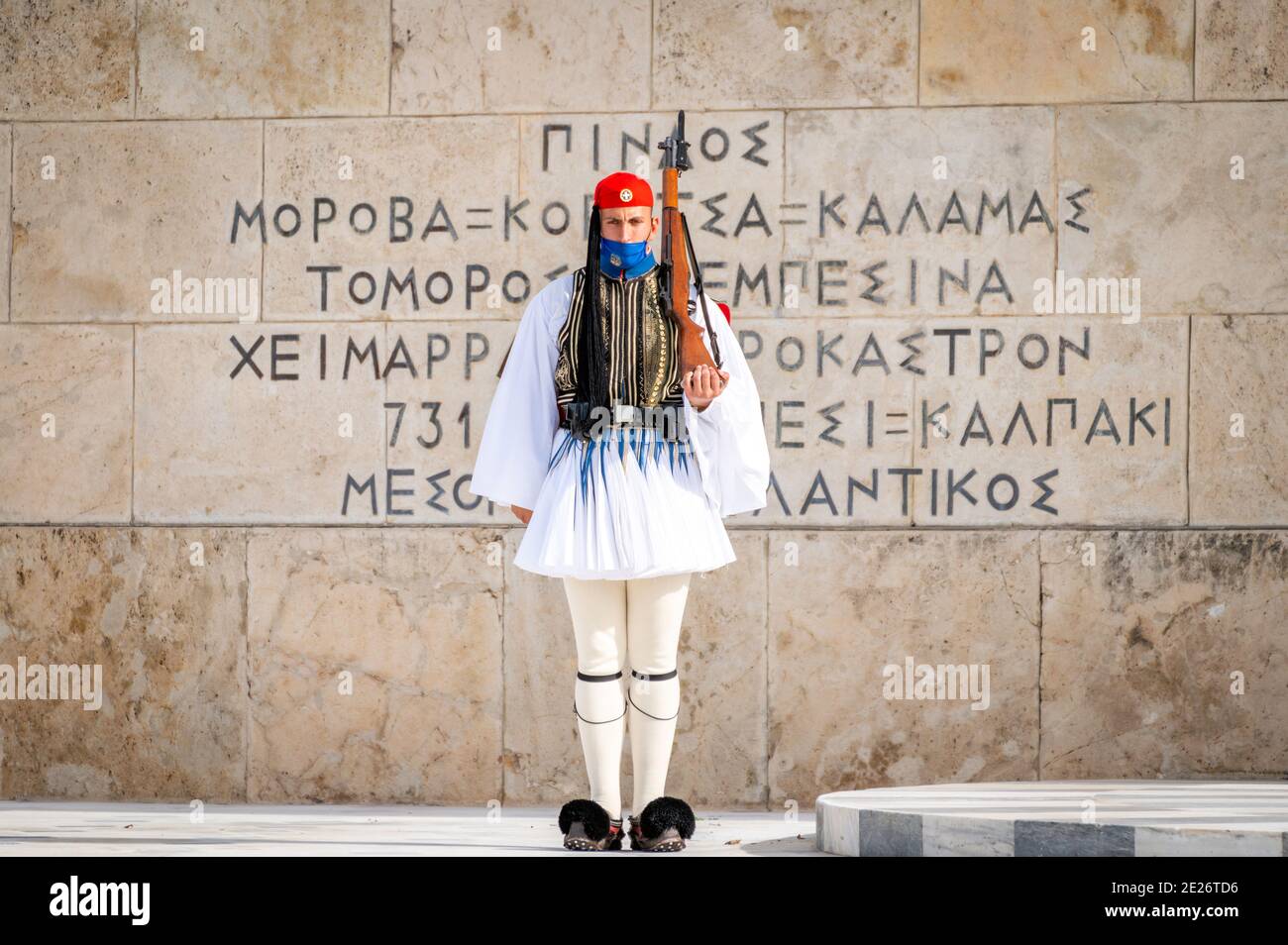 Soldat de la garde présidentielle grecque (Evzone) avec masque devant la tombe du soldat inconnu à Athènes, Grèce Banque D'Images