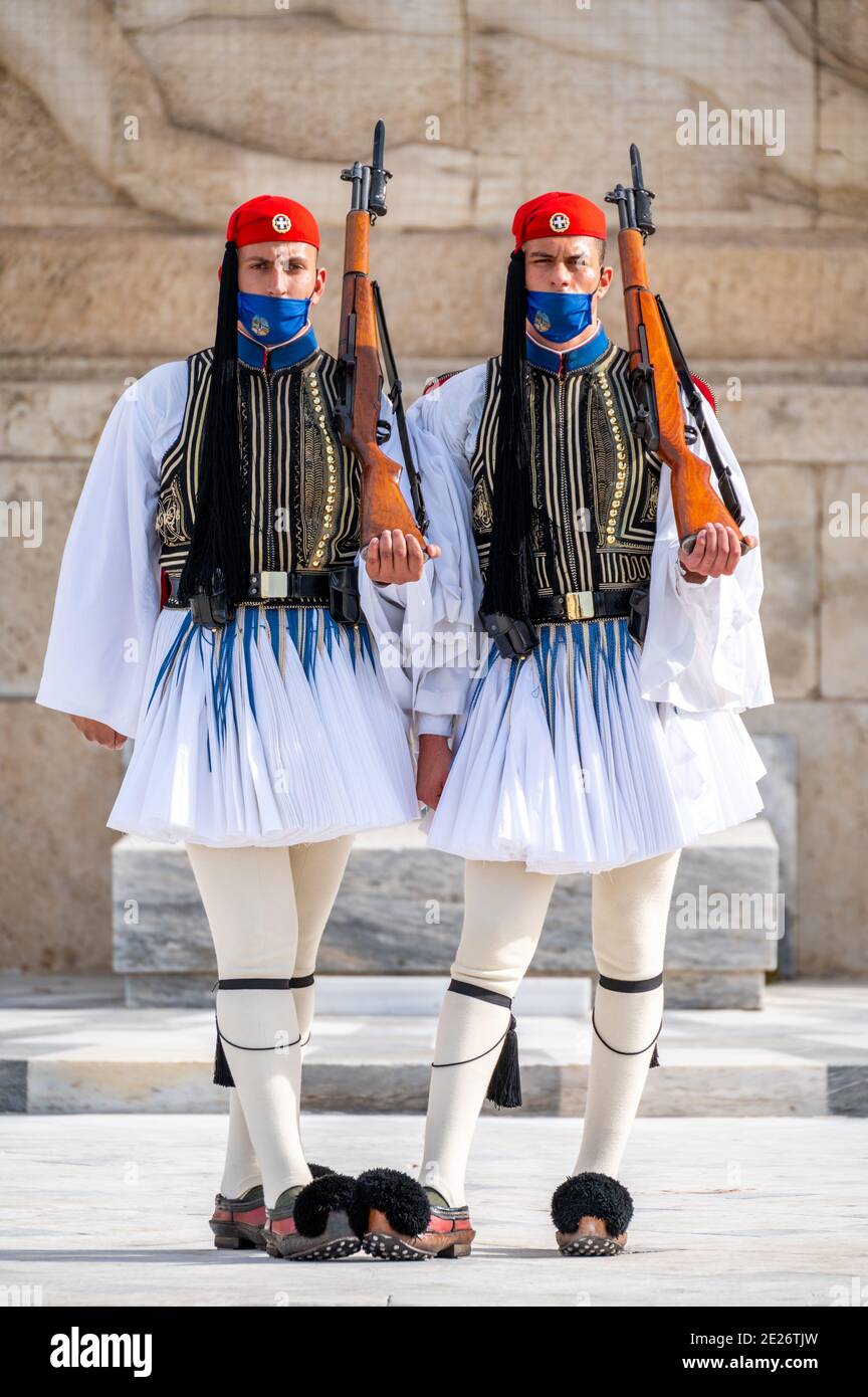 Soldats de la garde présidentielle grecque (Evzone) avec masque devant la  tombe du soldat inconnu à Athènes, Grèce Photo Stock - Alamy