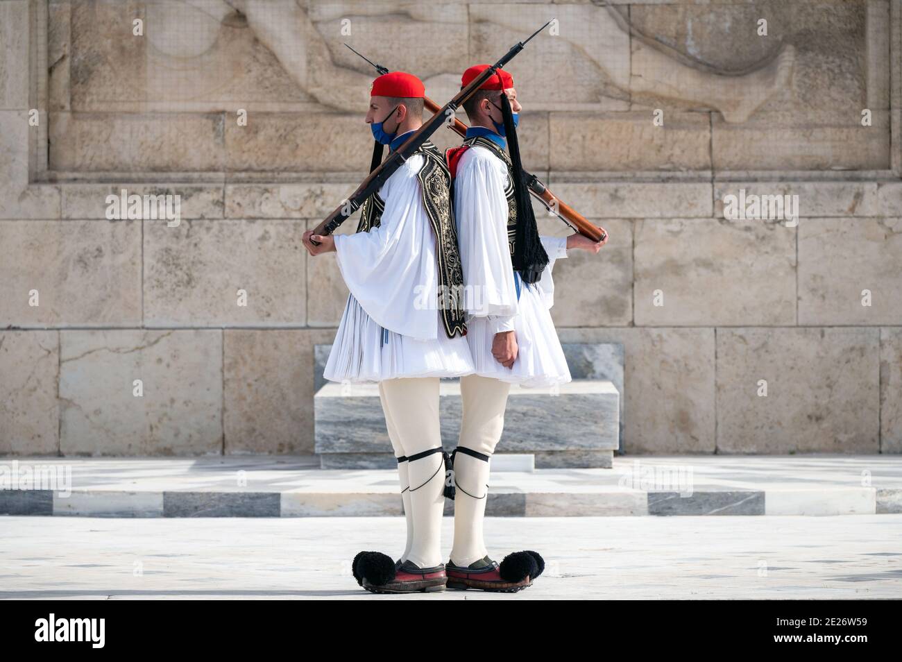 Soldats de la garde présidentielle grecque (Evzone) avec masque devant la tombe du soldat inconnu à Athènes, Grèce Banque D'Images