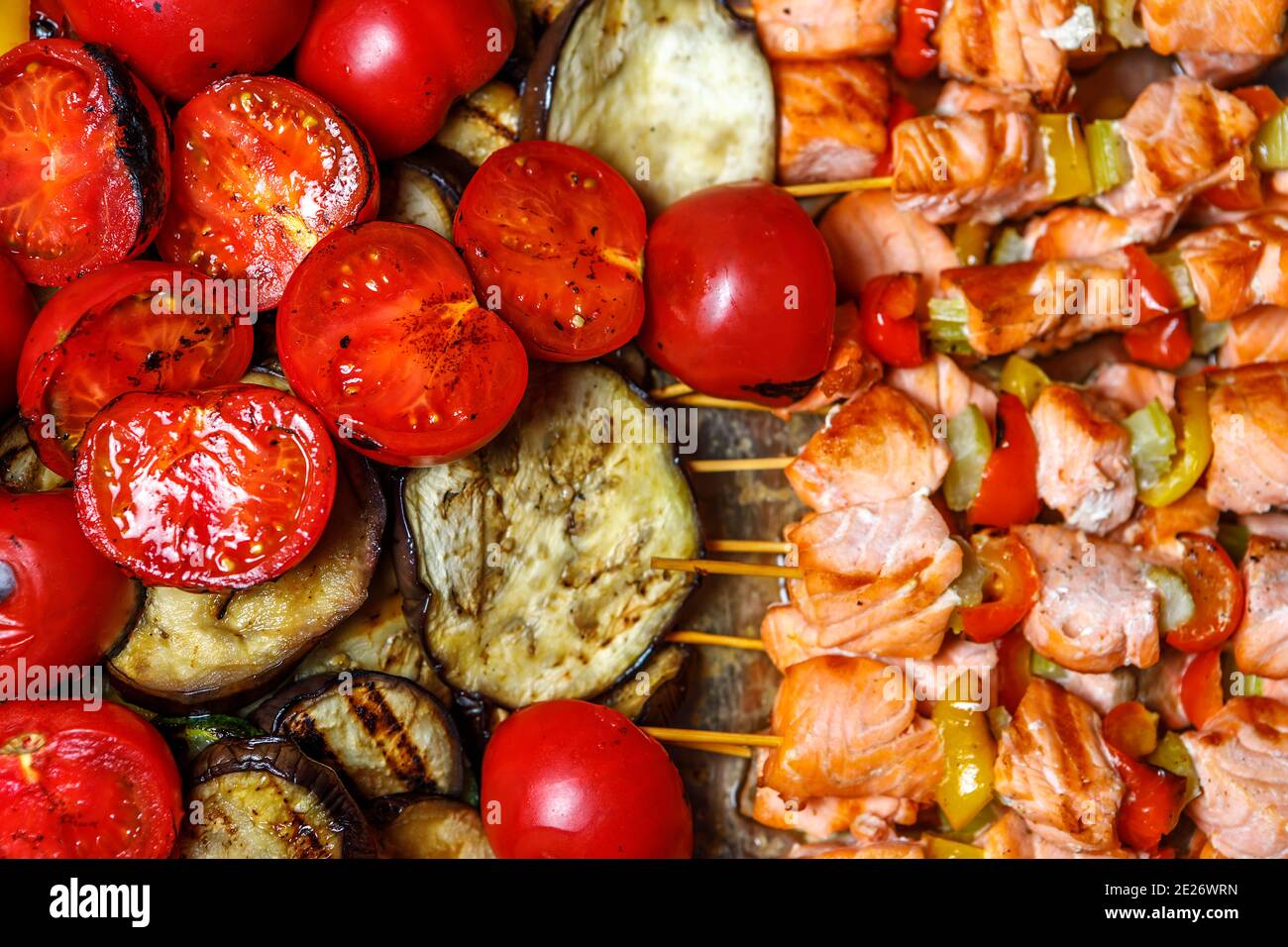 Légumes grillés et poisson rouge sur brochettes en bois. La vue du dessus. Banque D'Images