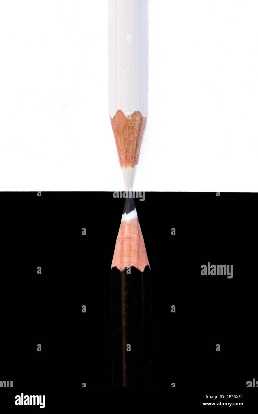 gros plan de crayons en bois noir et blanc, image verticale Banque D'Images