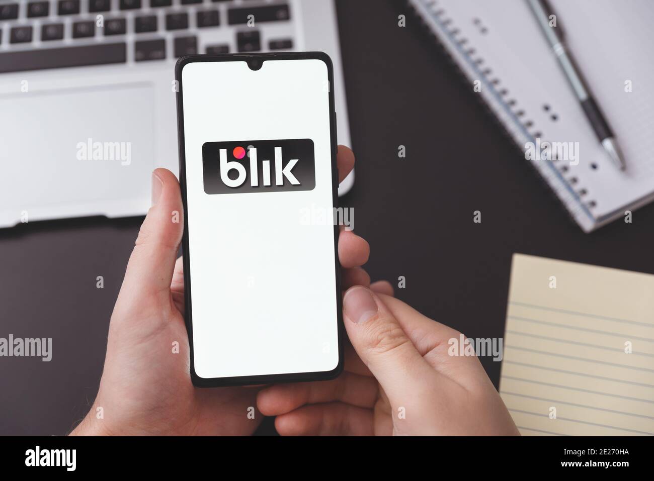 Wroclaw, Pologne - DEC 2, 2020 : logo Blik sur smartphone. Blik est le système Internet de paiement polonais le plus populaire Banque D'Images