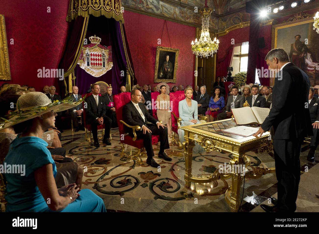 Dans cette image fournie par le Palais Princier, le Prince Albert II et la princesse Charlene sont assis dans la salle du Trône lors de la cérémonie civile de leur mariage au Palais du Prince le 1er juillet 2011 à Monaco. Le prince et la princesse terminent leurs nuptials par une cérémonie religieuse le 2 juillet. Photo de UPI/Eric Mathon/Palais Princier/ABACAPRESS.COM Banque D'Images