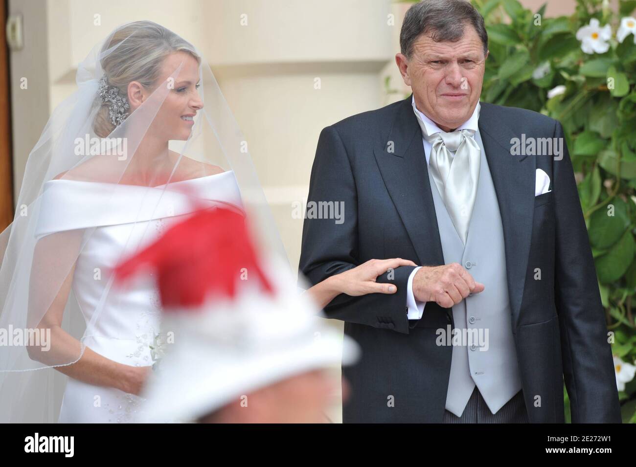 Charlene Wittstock et son père Michael Wittstock arrivent pour la cérémonie de mariage religieux du prince Abert II de Monaco à Charlene Wittstock qui s'est tenue dans la cour principale du palais du prince à Monaco le 2 juillet 2011. Les célébrations sont suivies d'une liste d'invités de familles royales, de célébrités mondiales et de chefs d'États. Photo par ABACAPRESS.COM Banque D'Images