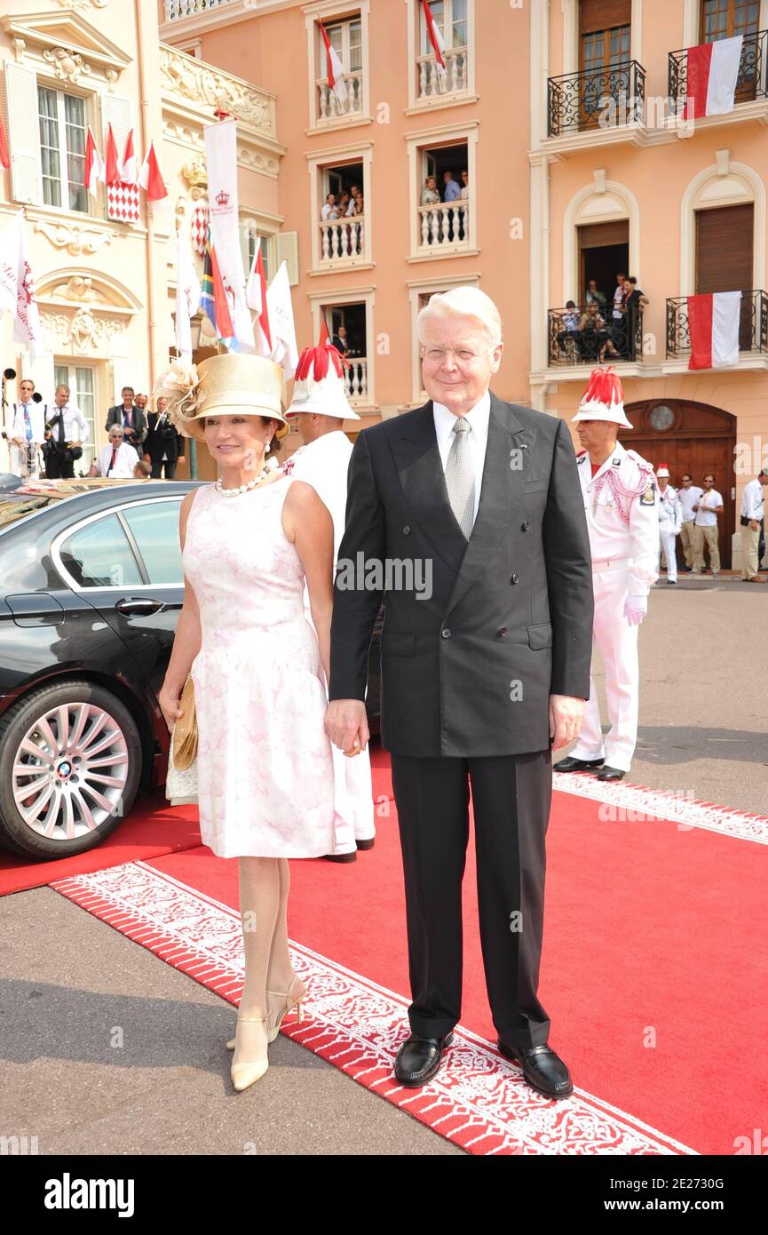 Olafur Ragnar Grimsson, Président de l'Islande et sa femme arrivant pour la cérémonie religieuse de mariage du prince Abert II de Monaco à Charlene Wittstock tenue dans la cour principale du Palais du Prince à Monaco le 2 juillet 2011. Les célébrations sont suivies d'une liste d'invités de familles royales, de célébrités mondiales et de chefs d'États. Photo par ABACAPRESS.COM Banque D'Images