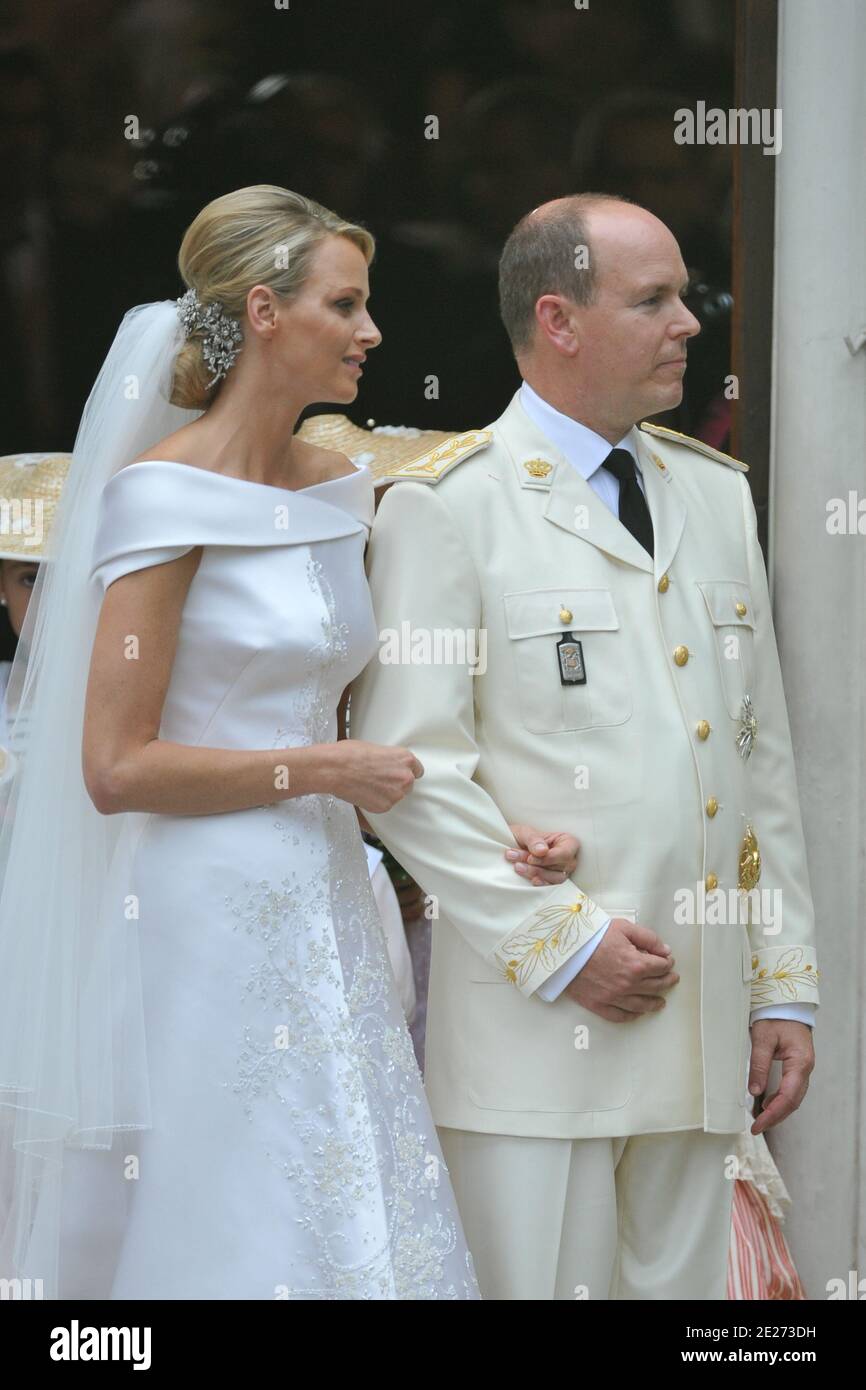 Selon la tradition, S.A.S. le Prince Albert II de Monaco et la princesse  Charlene offrent un bouquet à l'église Saint-Déduse dans le cadre de leur  mariage à Monaco le 2 juillet 2011.