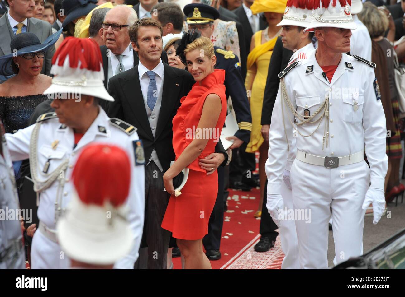 Le prince Emanuele Filiberto de Savoie et la femme Clotilde Courau partent après la cérémonie de mariage religieux du prince Abert II de Monaco à Charlene Wittstock tenue dans la cour principale du palais du prince à Monaco le 2 juillet 2011. Les célébrations sont suivies d'une liste d'invités de familles royales, de célébrités mondiales et de chefs d'États. Photo par ABACAPRESS.COM Banque D'Images