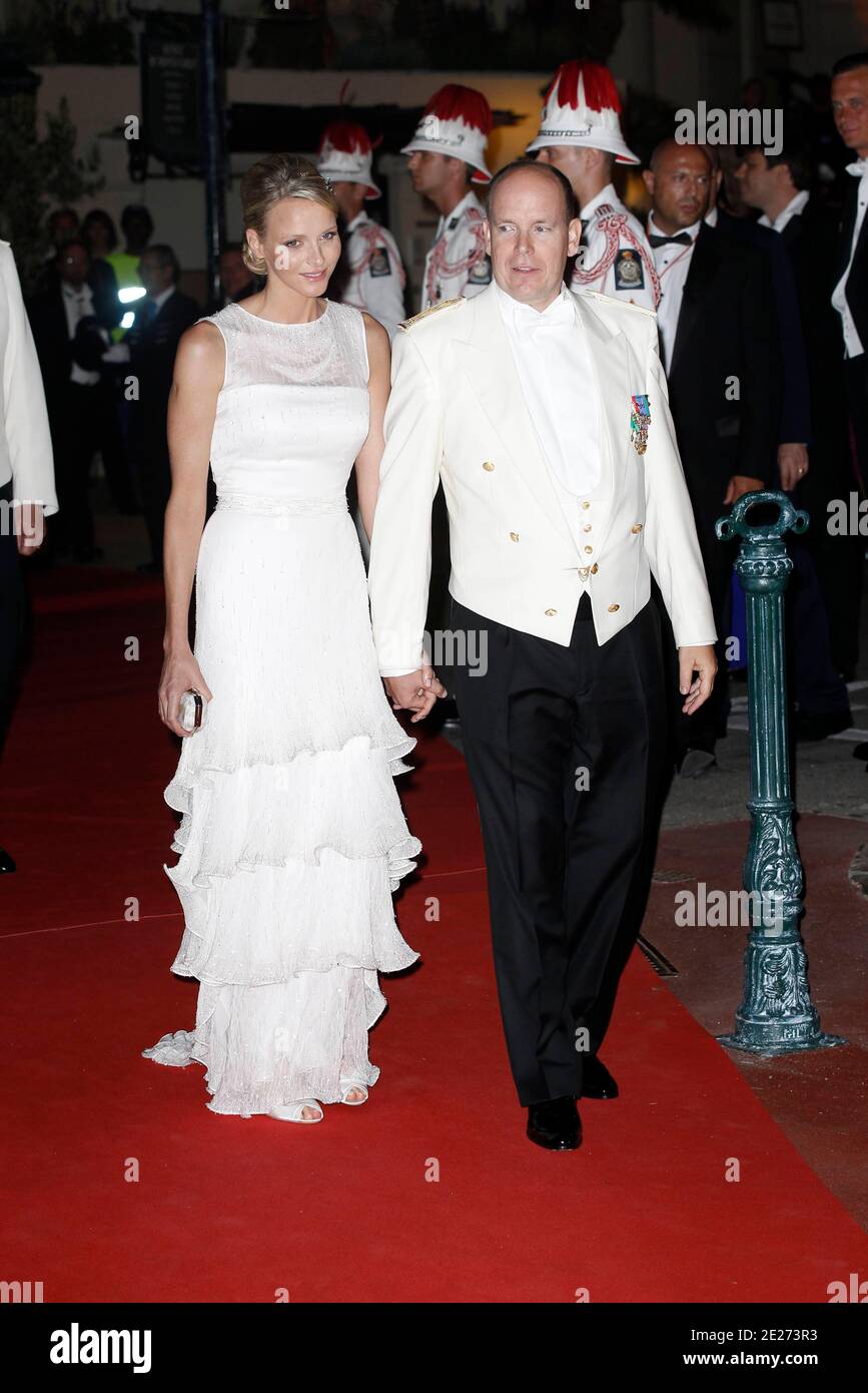 Le Prince Albert II de Monaco et la femme princesse Charlene arrivent pour le dîner officiel à la suite du mariage religieux du Prince Abert II de Monaco à Charlene Wittstock à l'Opéra de Monte-Carlo à Monaco le 2 juillet 2011. Les célébrations sont suivies d'une liste d'invités de familles royales, de célébrités mondiales et de chefs d'États. Photo par ABACAPRESS.COM Banque D'Images