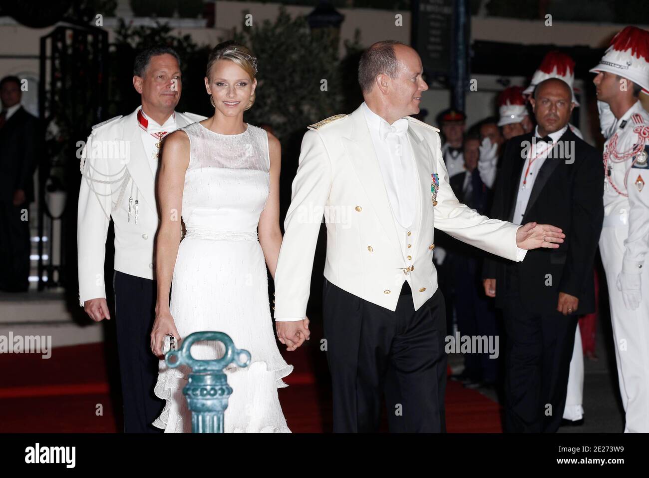 Le Prince Albert II de Monaco et la femme princesse Charlene arrivent pour le dîner officiel à la suite du mariage religieux du Prince Abert II de Monaco à Charlene Wittstock à l'Opéra de Monte-Carlo à Monaco le 2 juillet 2011. Les célébrations sont suivies d'une liste d'invités de familles royales, de célébrités mondiales et de chefs d'États. Photo par ABACAPRESS.COM Banque D'Images