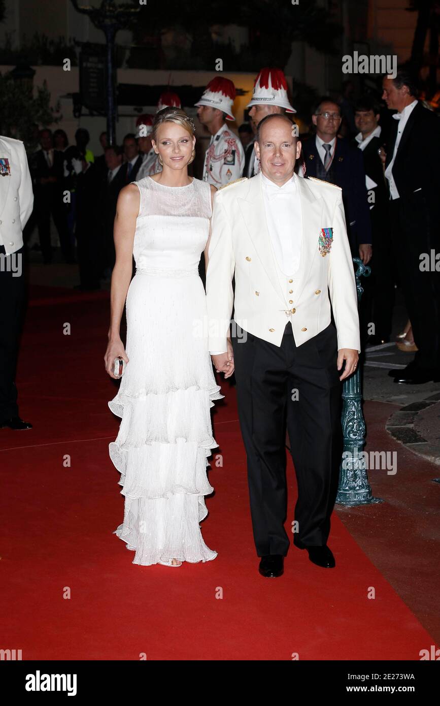 Le Prince Albert II de Monaco et la femme princesse Charlene arrivent pour le dîner officiel à la suite du mariage religieux du Prince Abert II de Monaco à Charlene Wittstock à l'Opéra de Monte-Carlo à Monaco le 2 juillet 2011. Les célébrations sont suivies d'une liste d'invités de familles royales, de célébrités mondiales et de chefs d'États. Photo par ABACAPRESS.COM Banque D'Images