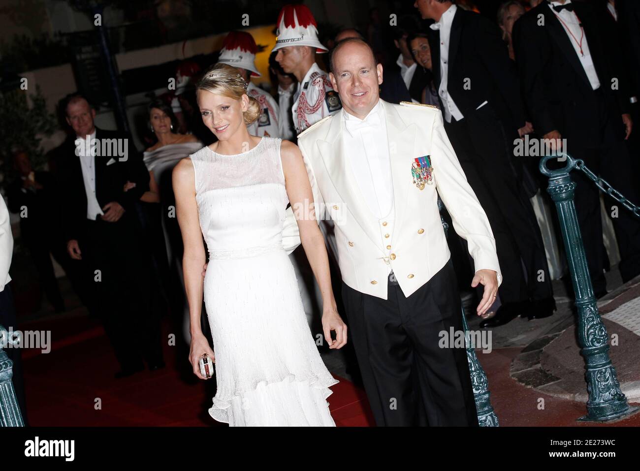 Le Prince Albert II de Monaco et la femme princesse Charlene arrivent pour le dîner officiel à la suite du mariage religieux du Prince Abert II de Monaco à Charlene Wittstock à l'Opéra de Monte-Carlo à Monaco le 2 juillet 2011. Les célébrations sont suivies d'une liste d'invités de familles royales, de célébrités mondiales et de chefs d'États. Photo par ABACAPRESS.COM Banque D'Images