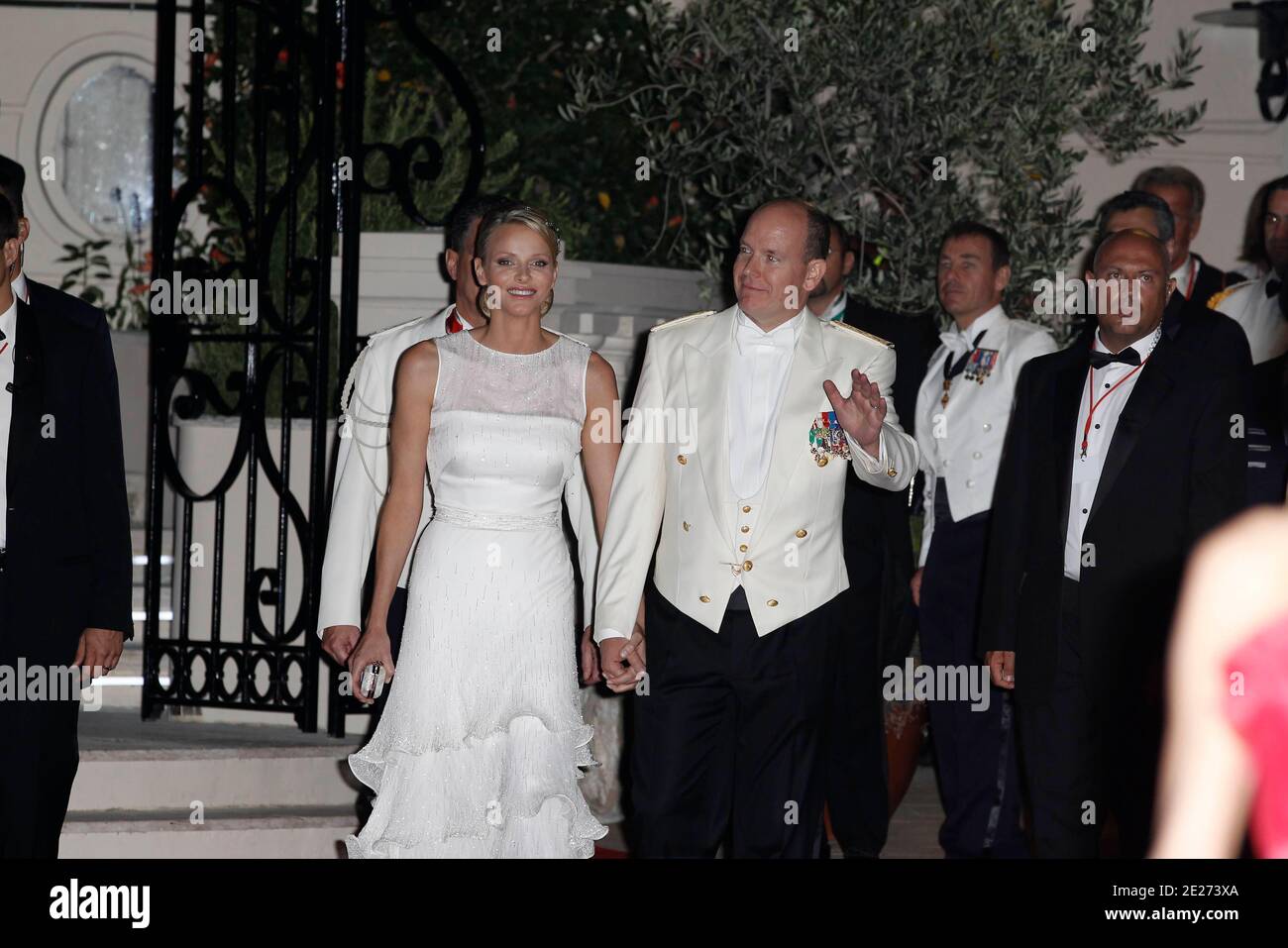 Le Prince Albert II de Monaco et la femme princesse Charlene arrivent pour le dîner officiel à la suite du mariage religieux du Prince Abert II de Monaco à Charlene Wittstock à l'Opéra de Monte-Carlo à Monaco le 2 juillet 2011. Les célébrations sont suivies d'une liste d'invités de familles royales, de célébrités mondiales et de chefs d'États. Photo par ABACAPRESS.COM Banque D'Images