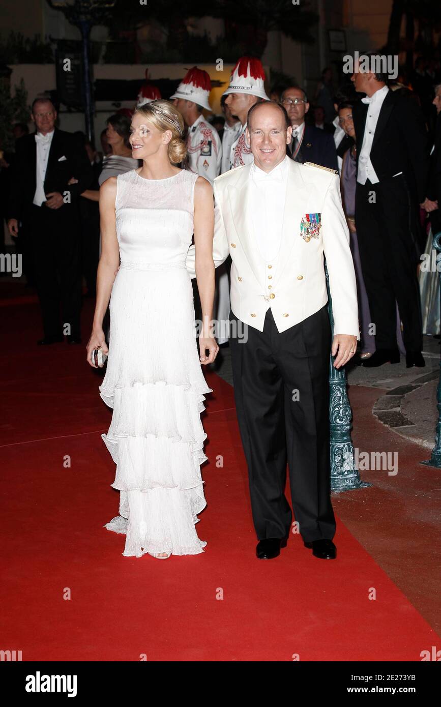 Le Prince Albert II de Monaco et la femme princesse Charlene arrivent pour le dîner officiel à la suite du mariage religieux du Prince Abert II de Monaco à Charlene Wittstock à l'Opéra de Monte-Carlo à Monaco le 2 juillet 2011. Les célébrations sont suivies d'une liste d'invités de familles royales, de célébrités mondiales et de chefs d'États. Photo par ABACAPRESS.COM Banque D'Images