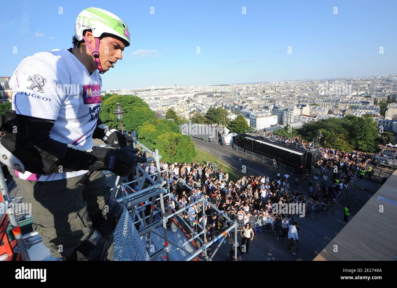 Le champion du monde de roller Taig Khris brise le record du monde du saut  à la longue distance du sommet de Paris Butte Montmartre à Paris, France le  samedi 2 juillet