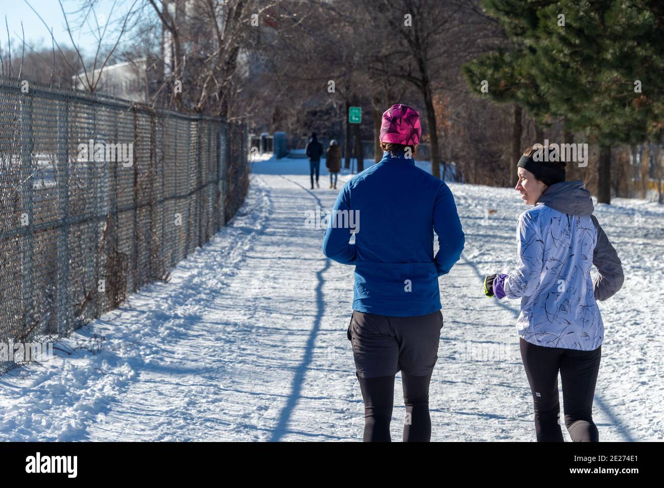 Montréal, CA - 16 janvier 2021 : les gens qui s'exécutent après une tempête de neige sur le chemin du chemin des Carrières Banque D'Images