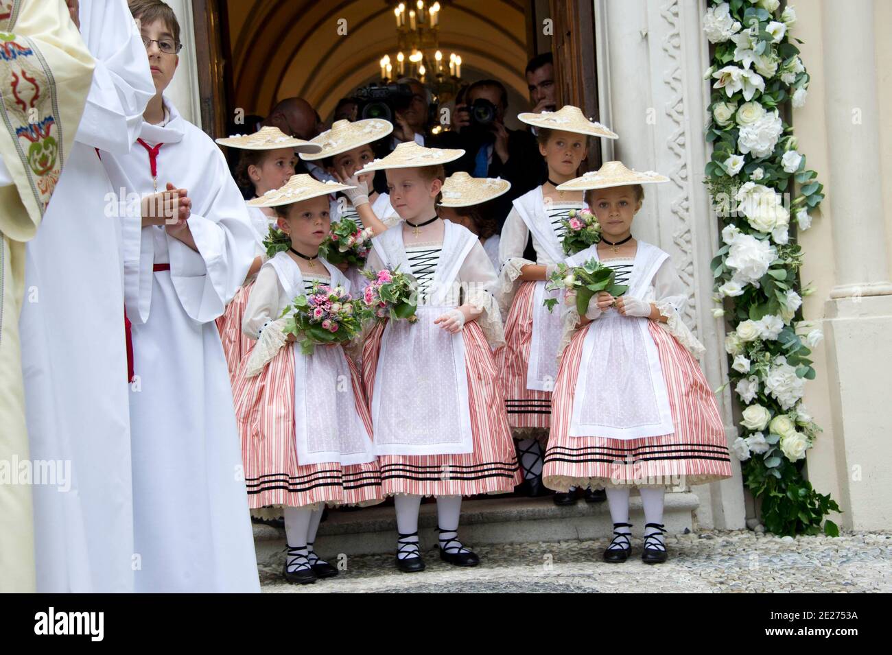 Dans cette image fournie par le Palais Princier, les jeunes demoiselles d'honneur, qui sont le prince Albert II de Monaco et la princesse Charlene, quittent l'église Sainte-consacrer à Monte-Carlo, Monaco, le 2 juillet 2011 à Monaco. Photo de Charly Gallo/Palais Princier/ABACAPRESS.COM Banque D'Images