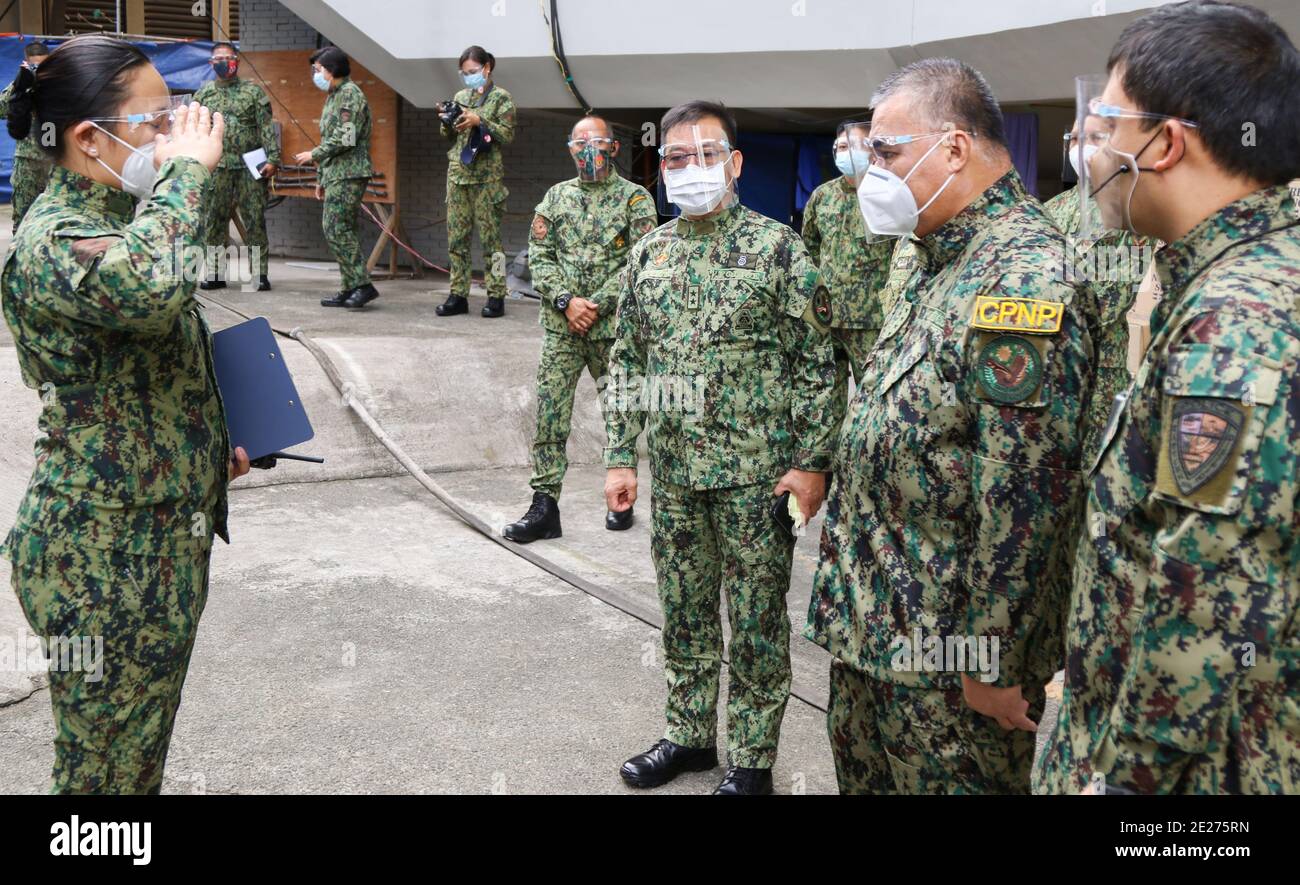 Le chef de la police nationale philippine, le général de police Debold Sinas (au centre) vu avec le général de police Israel Ephraim Dickson lors de la visite et de l'inspection d'une installation de quarantaine à Pasig City, Philippines, le 11 janvier 2021. La PhilSports Arena, anciennement CONNUE sous le nom D'ULTRA, de Pasig City a été transformée en une installation de quarantaine pour les patients atteints de la maladie à coronavirus (COVID-19) et l'une des premières méga-installations de quarantaine du pays avec personnel de santé de la police nationale des Philippines. (Photo de Herman Lumanog/Pacific Press/Sipa USA) Banque D'Images