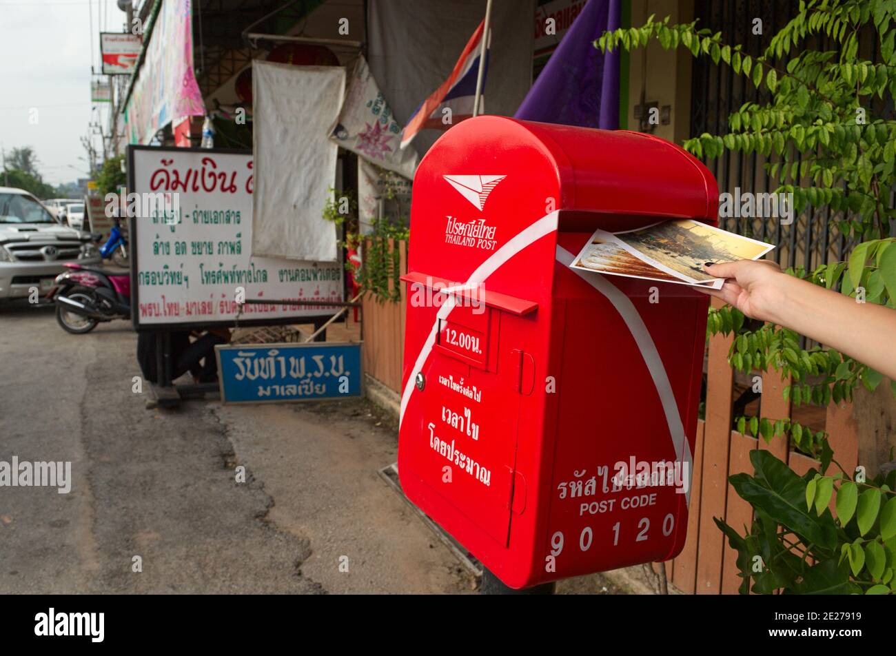 Sadao, Thaïlande - juin, 2015: Voyageur envoyant des cartes postales à des amis pendant un voyage en Asie. Banque D'Images