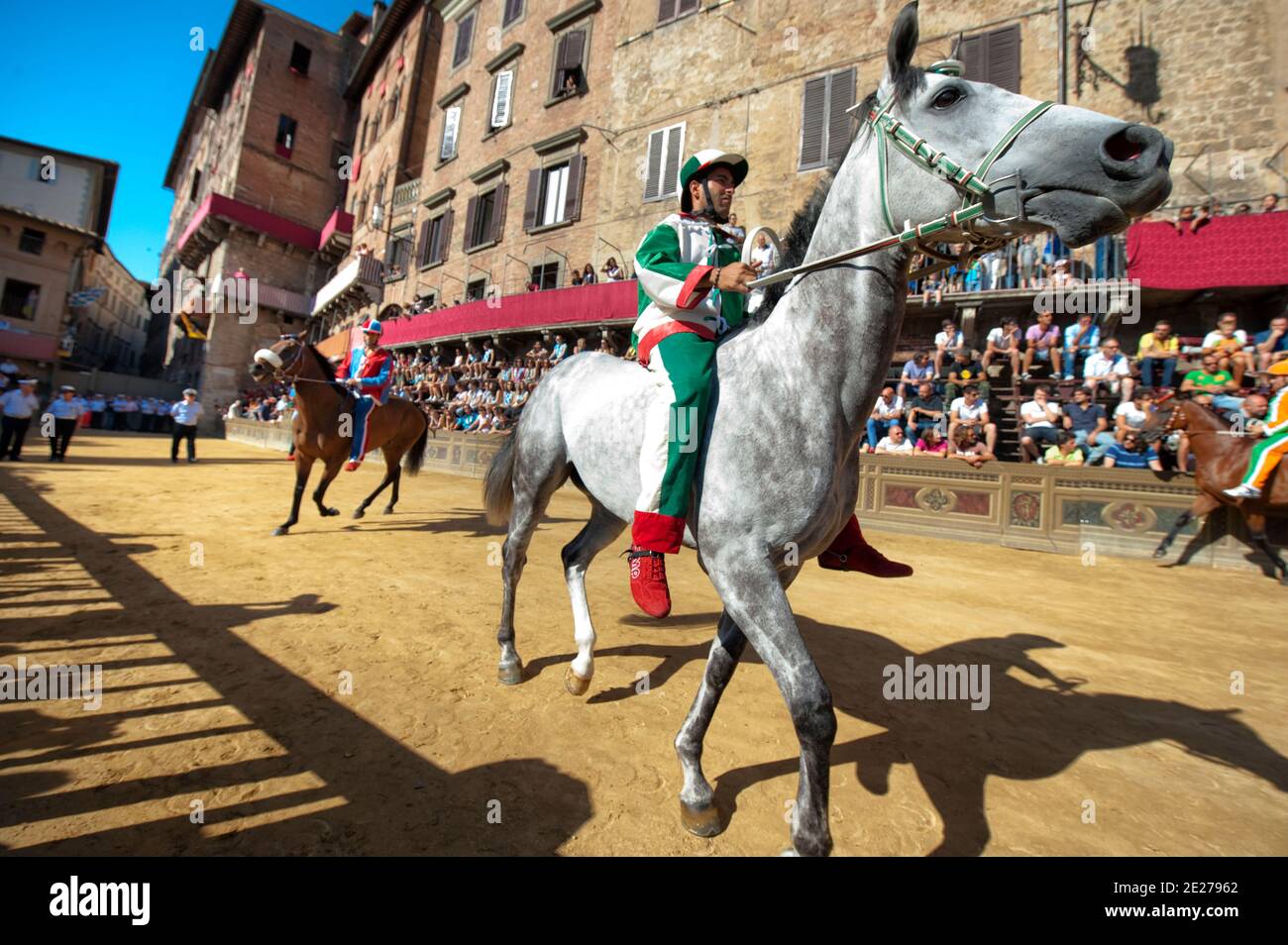 Cheval et jockey, Piazza del Campo, Siena Palio, Sienne, Toscane, Italie Banque D'Images