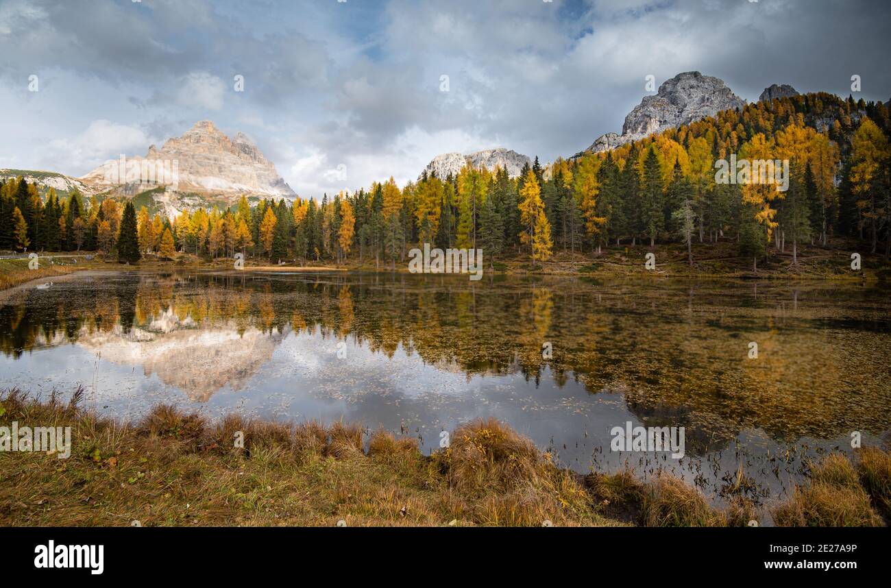 Lac Lago di antorno et reflet de la montagne Tre cime di lavadero en automne. Paysage forestier Tyrol du Sud Italie Banque D'Images