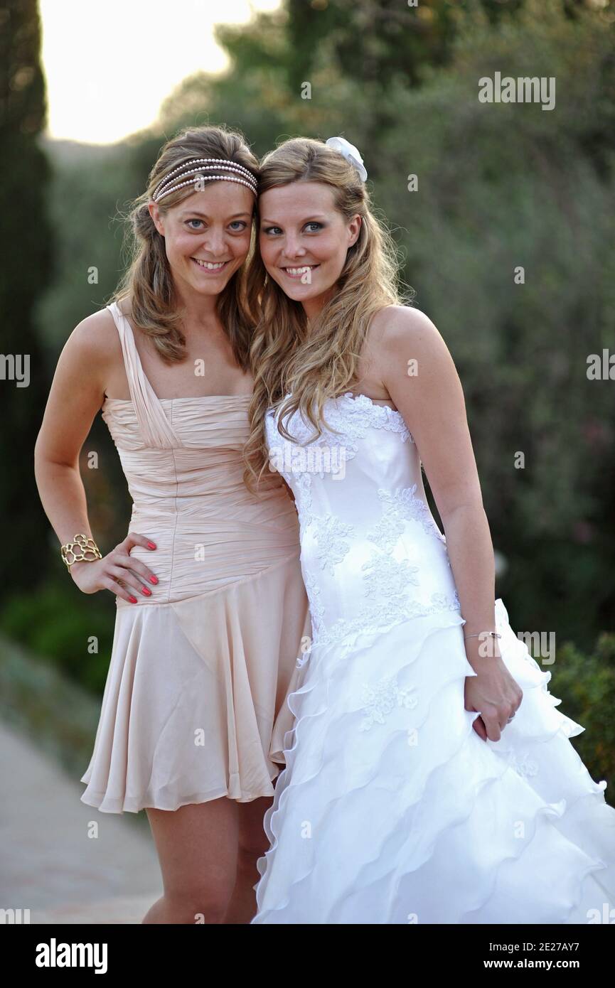Denise Fabre, icône de la télévision française et réalité Maire-joint de la ville de Nice, a marie civilement sa fille Olivia (en blanc) avec Charles de Navacelle de Coubertin à la Mairie de Nice, France le 8 juillet 2011. A ses cotes lors de la cérémonie, le Maire de Nice, M. Christian Estrosi secondait efficace la Maire-Adjointe, tres emue. Le temoin de la mariee etait Elodie (en vert à la Mairie et en peignoir courte beige ensuite) qui n'est plus que la soeur d'Olivia. Michel Drucker, parrain des 2 charges de Denise Fabre une assistante au mariage. Le mariage religieux est un lieu européen Banque D'Images