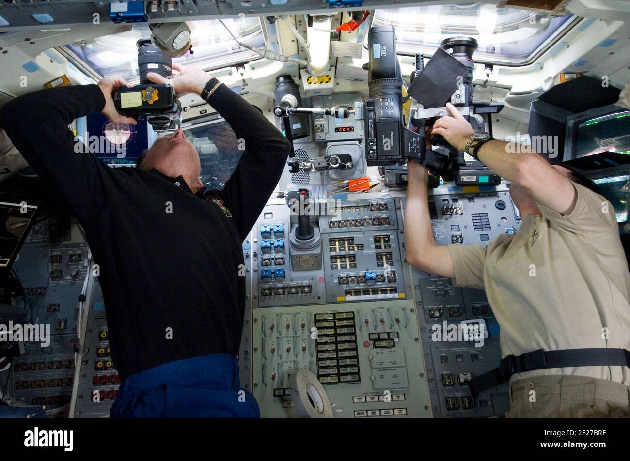 Les astronautes de la NASA Chris Ferguson (à gauche), commandant de la STS-135, et Rex Walheim, spécialiste de la mission, sont photographiés sur le pont arrière de la navette spatiale Atlantis avant de s'arrimer à la Station spatiale internationale pendant la troisième journée de la mission dans l'espace. 10 juillet 2011. Photo de la NASA via ABACAPRESS.COM Banque D'Images